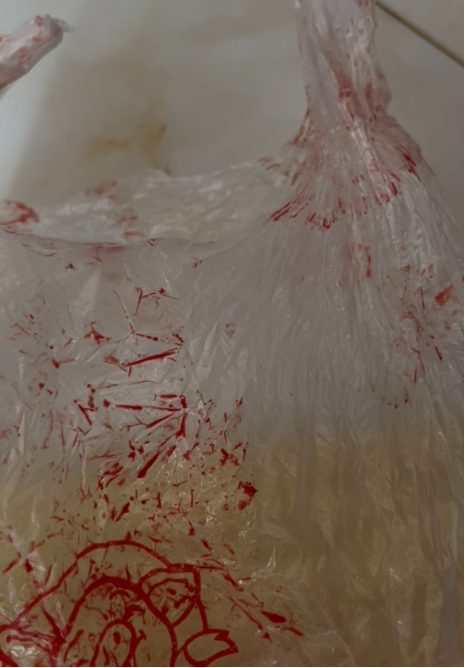 食品染血，私换包装，推卸责任？顺丰“血迹门”上热搜！核心业务去年少赚3.8亿，董事长王卫却涨薪了